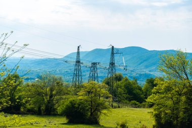Enerji hatları Gürcistan 'da Dağ Manzarası' nı geçiyor. Yüksek kalite fotoğraf