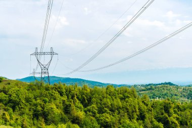 Enerji hatları Gürcistan 'da Dağ Manzarası' nı geçiyor. Yüksek kalite fotoğraf