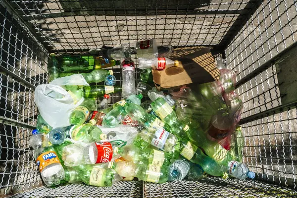 Tiflis, Gürcistan - 5 Mayıs 2025. Şehir Caddesinde plastik çöp tenekesi. Yüksek kalite fotoğraf