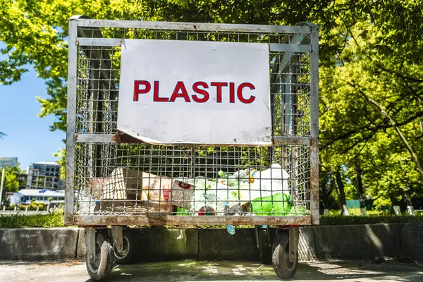 Tiflis, Gürcistan - 5 Mayıs 2025. Şehir Caddesinde plastik çöp tenekesi. Yüksek kalite fotoğraf