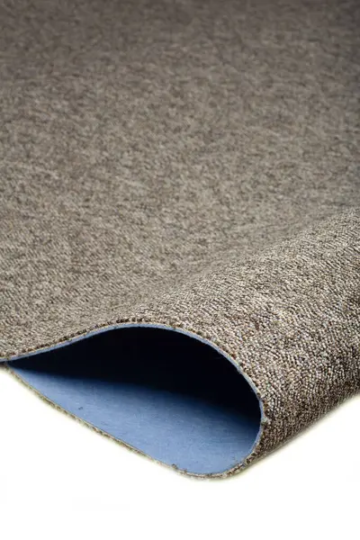 Yuvarlak halı döşemesi ve mavi arka plan beyaz arka planda izole edilmiş. Yüksek kalite fotoğraf