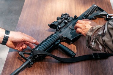 Dallas, ABD - 25 Mayıs 2025: Scope ile M4A1 Taktik Saldırı Tüfeği. Görüntüyü Kapat. Yüksek kalite fotoğraf