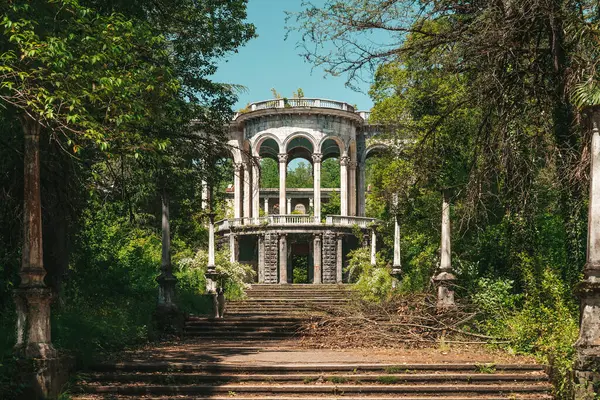 Tskaltubo, Georgia - 25 Mayıs 2025. Tskaltubo, Georgia 'da terk edilmiş Sovyet Sanatoryumu. Yüksek kalite fotoğraf
