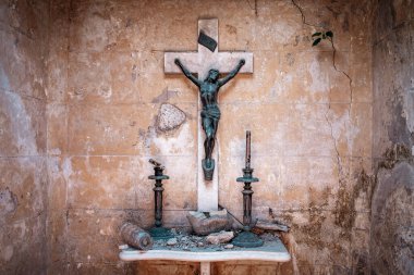 Terk edilmiş bir kilisede çürümüş bir sunakta eski bir haç. Yüksek kalite fotoğraf