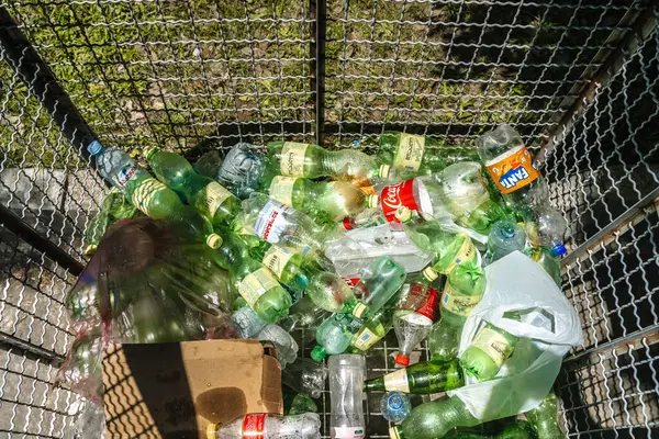 Tiflis, Gürcistan - 5 Mayıs 2025. Şehir Caddesinde plastik çöp tenekesi. Yüksek kalite fotoğraf