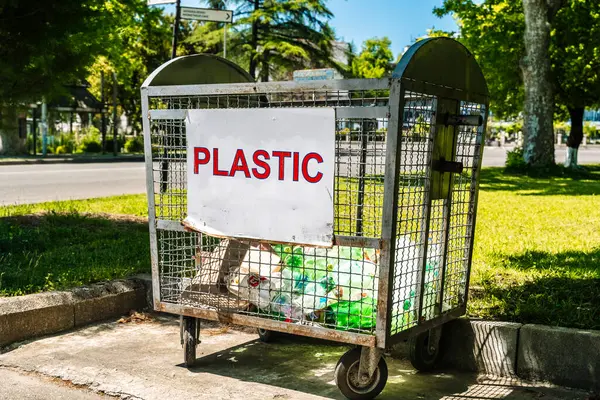 Tiflis, Gürcistan - 5 Mayıs 2025. Şehir Caddesinde plastik çöp tenekesi. Yüksek kalite fotoğraf