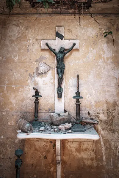 Terk edilmiş bir kilisede çürümüş bir sunakta eski bir haç. Yüksek kalite fotoğraf