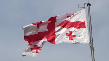 Gürcistan Ulusal Bayrağı Rüzgarda Dalgalanıyor. Yüksek kaliteli FullHD görüntüler