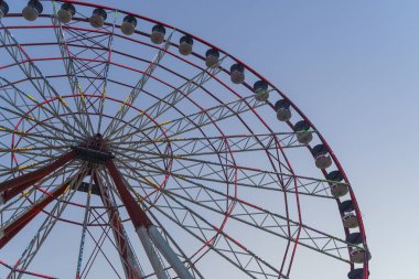 Parktaki dönmedolap manzarası açık ya da bulutlu bir gökyüzüne karşı. Düşük bir açıdan yakalanan bu görüntü nostalji, rahatlık ve sakinlik hissi uyandırıyor. Arkaplan olarak kullanmak için mükemmel