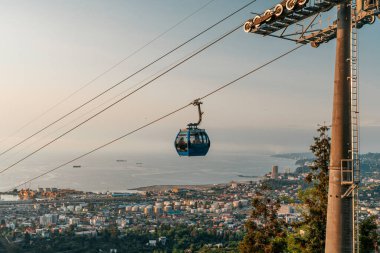 Georgia, Batumi 'nin hava akşam görüntüsü, şehir teleferiğinden alındı. Şehir Karadeniz 'e doğru genişliyor, parlayan şehir ışıkları, modern binalar ve kıyı şeridi kayboluyor.