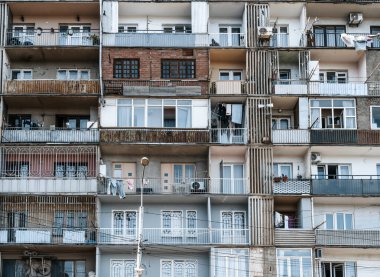 1970 'lerin Tiflis, Gürcistan' daki Sovyet panel binalarından balkonlar. Görüntü, toplumsal modernizmin estetiğini yansıtıyor. SSCB 'deki tipik toplu yerleşim mimarisi. Özelleştirilmiş