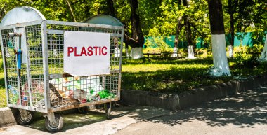 Tiflis, Gürcistan - 5 Mayıs 2025. Şehir Caddesinde plastik çöp tenekesi. Yüksek kalite fotoğraf