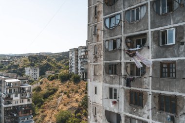 1970 'lerden kalma Tiflis, Georgia' daki eski beton apartman binalarını gösteren fotoğraflar. Sovyet döneminin vahşi mimarisinin bu ikonik örnekleri, katıksız, faydacı tarzını yansıtıyor: