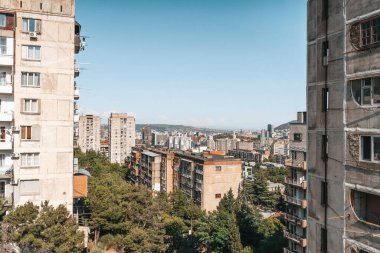 1970 'lerden kalma Tiflis, Georgia' daki eski beton apartman binalarını gösteren fotoğraflar. Sovyet döneminin vahşi mimarisinin bu ikonik örnekleri, katıksız, faydacı tarzını yansıtıyor: