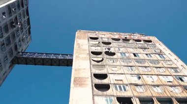 Gürcistan 'ın Tiflis kentindeki acımasız apartman kompleksleri. Aralarında Nutsubidze Platosu' ndaki efsanevi Shatili konutları da var. Farklı binaları birbirine bağlayan köprü benzeri dramatik yapılarıyla tanınıyor.