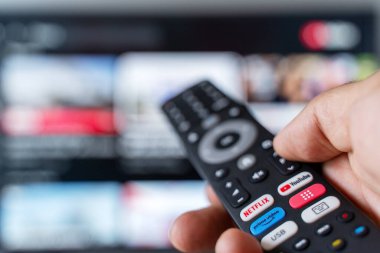 Tiflis, Gürcistan - 2 Temmuz 2025: Netflix, YouTube ve Amazon Prime gibi popüler yayın platformları için özel düğmeler içeren akıllı bir TV uzaktan kumandasının yakın plan fotoğrafı