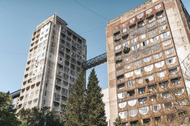 Gürcistan 'ın Tiflis kentindeki acımasız apartman kompleksleri. Aralarında Nutsubidze Platosu' ndaki efsanevi Shatili konutları da var. Farklı binaları birbirine bağlayan köprü benzeri dramatik yapılarıyla tanınıyor.