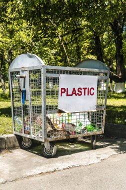Tiflis, Gürcistan - 5 Mayıs 2025. Şehir Caddesinde plastik çöp tenekesi. Yüksek kalite fotoğraf