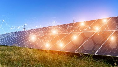 Güneş panelleri ve temiz bir gökyüzünün yer aldığı yenilenebilir enerji altyapısının manzaralı görüntüsü, altın saat sırasında çekildi. Kompozisyonda sürdürülebilir kalkınma, teknolojik yenilik ve