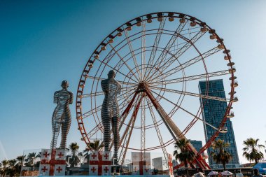 Batumi Georgia - 19 Temmuz 2025: Eski Batumi Georgia 'nın büyüleyici turistik sokaklarına hoş bir bakış. Ön cepheli dar sokaklar, kaldırım taşlı yollar ve davetkar kafeler sıcak ve sıcak bir ortam yaratır.