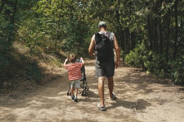 Baba ve Bebek, Yaz Ormanı 'nda vakit geçiriyorlar. Yüksek kalite fotoğraf