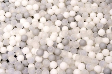 Çocukların top çukurunda beyaz ve gri plastik toplar. Oyun ve Eğlence Konsepti. Yüksek kalite fotoğraf
