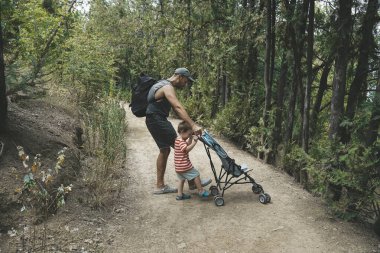 Baba ve Bebek, Yaz Ormanı 'nda vakit geçiriyorlar. Yüksek kalite fotoğraf