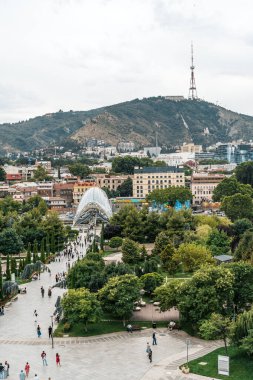 Tiflis, Gürcistan - 25 Ağustos 2025: Barış Köprüsü manzaralı Tiflis Turizm Merkezi. Yüksek kalite fotoğraf