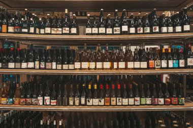 Tiflis, Gürcistan - 10 Eylül 2025: Şarap Seçme Gösterimi. Şarap dükkanı. Yüksek kalite fotoğraf
