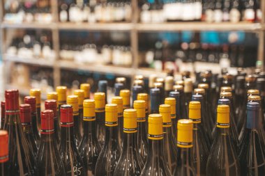 Tiflis, Gürcistan - 10 Eylül 2025: Şarap Seçme Gösterimi. Şarap dükkanı. Yüksek kalite fotoğraf