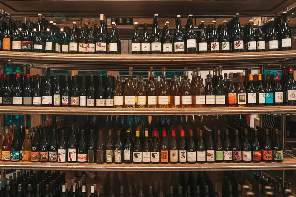 Tiflis, Gürcistan - 10 Eylül 2025: Şarap Seçme Gösterimi. Şarap dükkanı. Yüksek kalite fotoğraf