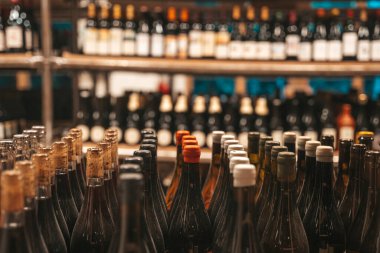 Şarap Seçimi Görüntüsü. Şarap dükkanı. Yüksek kalite fotoğraf