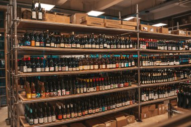 Tiflis, Gürcistan - 10 Eylül 2025: Şarap Seçme Gösterimi. Şarap dükkanı. Yüksek kalite fotoğraf