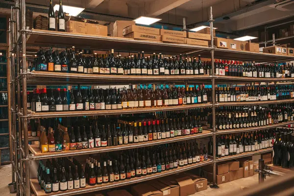 Tiflis, Gürcistan - 10 Eylül 2025: Şarap Seçme Gösterimi. Şarap dükkanı. Yüksek kalite fotoğraf