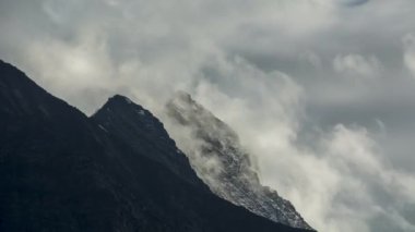 Bulutlar ve sis dağların üzerinde