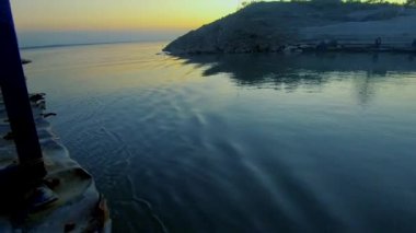 Tekne gezintisinden, gün batımından ve gökyüzünden çarpıcı gün batımı manzarası güzel renklerle dolu.