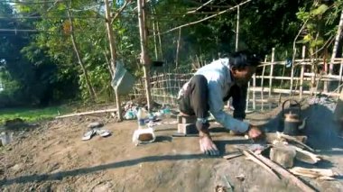 Sopanın altındaki çiftlikte odun ateşinde çay yapmak bir sürü ağacın yanında..