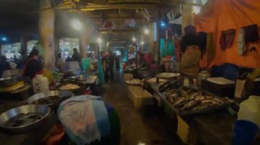 En büyük kadın Ima pazarı, Manipur, Imphal arasında yürüyoruz.