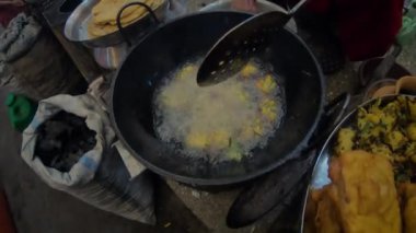 Ima pazarı, Imphal, Manipur 'da abur cubur hazırlayan kadınların yakın görüntüsü