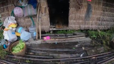 Ahşap evin içinde, Loktak Gölü, Manipur