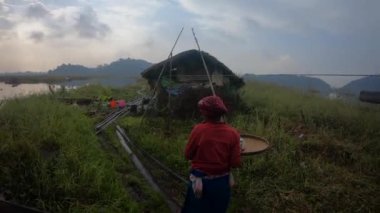 Meitei kadınları çay servisi yapıyor, Loktak Gölü, Manipur