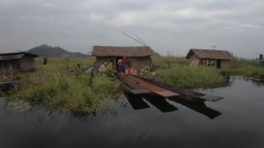 Meitei halkının basit ahşap kulübelerini ele geçirmek, Loktak Gölü, Manipur
