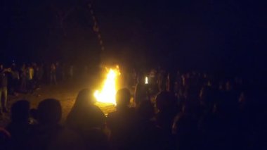 Hindistan, Assam 'da geceleri şenlik ateşi