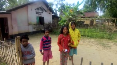 Çocuklarla evlerinin dışında iletişim kurmak ve yüzlerinde gülümseme. Assam, Hindistan