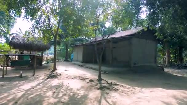 老式简朴漂亮的房子 前面有小棚屋 Majuli India — 图库视频影像