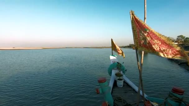 Jai Shri Ram的国旗在河边的一条船上飘扬 Majuli — 图库视频影像