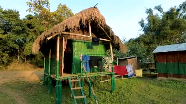 Färgglada Hydda Bambu Och Kläder Torkar Det Majuli Assam — Stockvideo