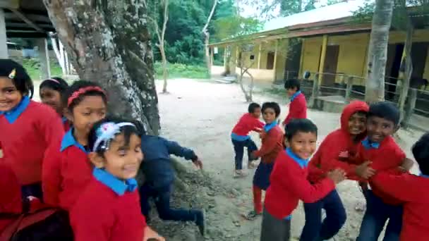 Sonrisas Escolares Frente Escuela Cerca Del Árbol Majuli India — Vídeo de stock