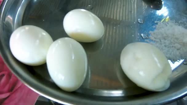 Szczycie Kwiatowej Jadłodajni Naczynia Talerz Gorącymi Jajkami Gotowanymi Solą Majuli — Wideo stockowe