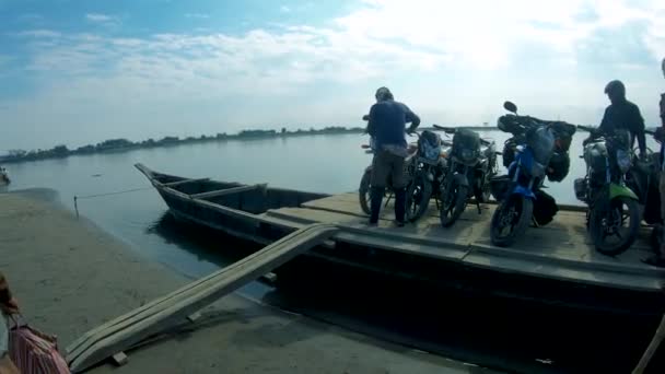 Розвантаження Велосипедів Порома Сонячний День Березі Річки Маджулі Індія — стокове відео